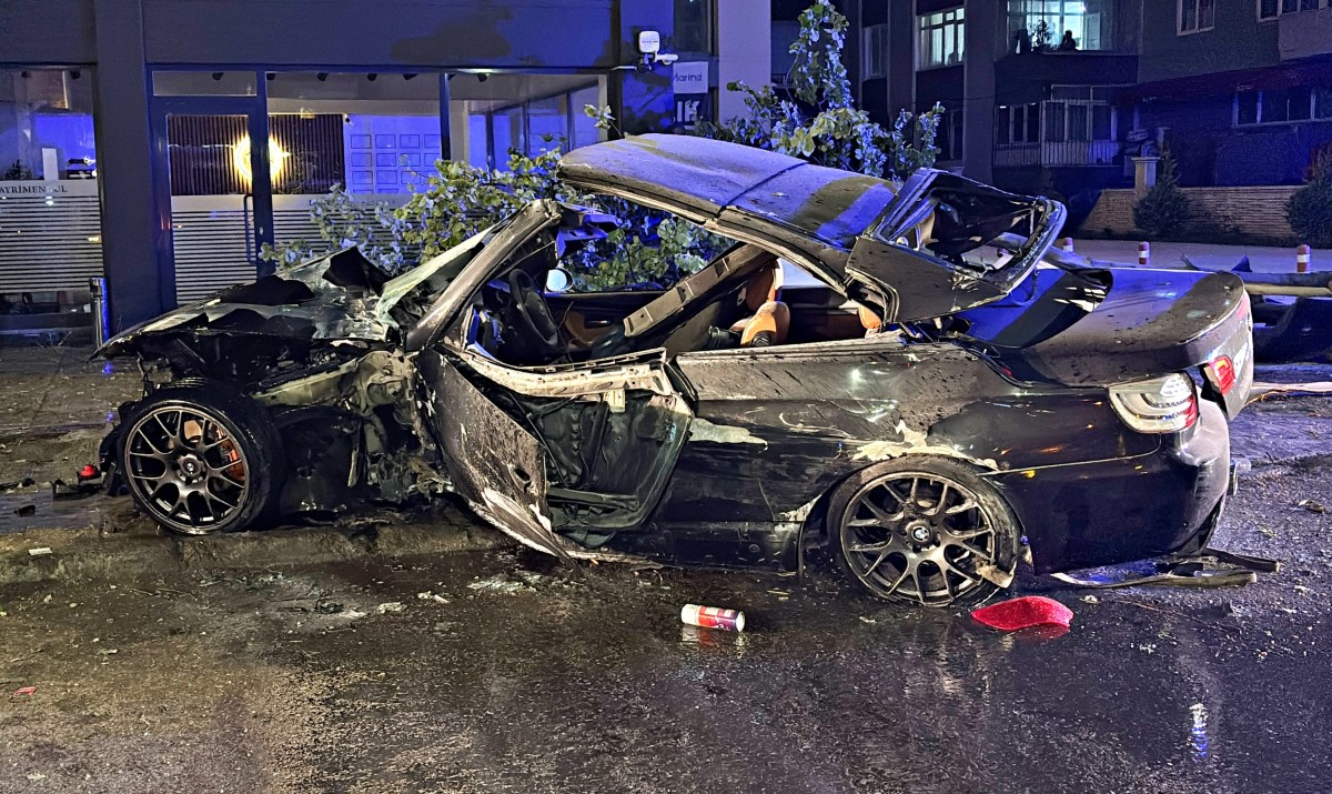 Samsun'da ağaca çarpan otomobilin sürücüsü yaralandı