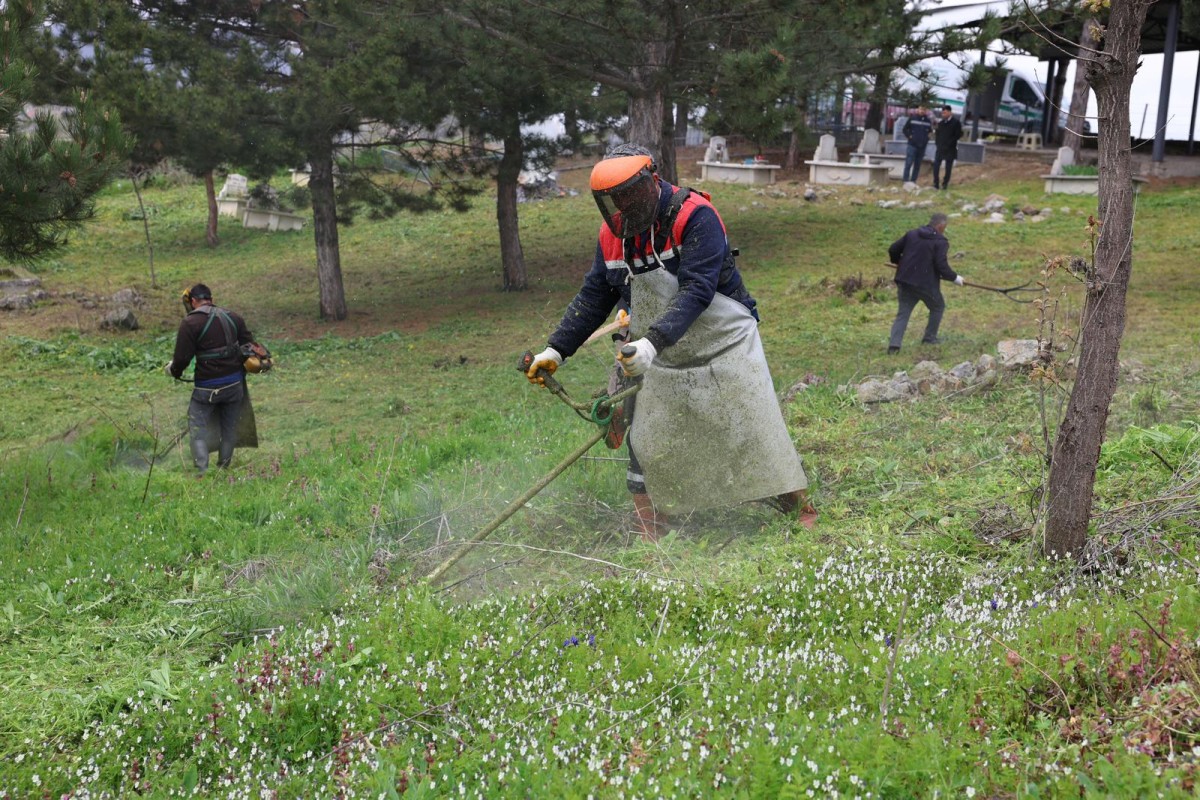 Vezirköprü'de mezarlıklarda temizlik çalışması yapıldı