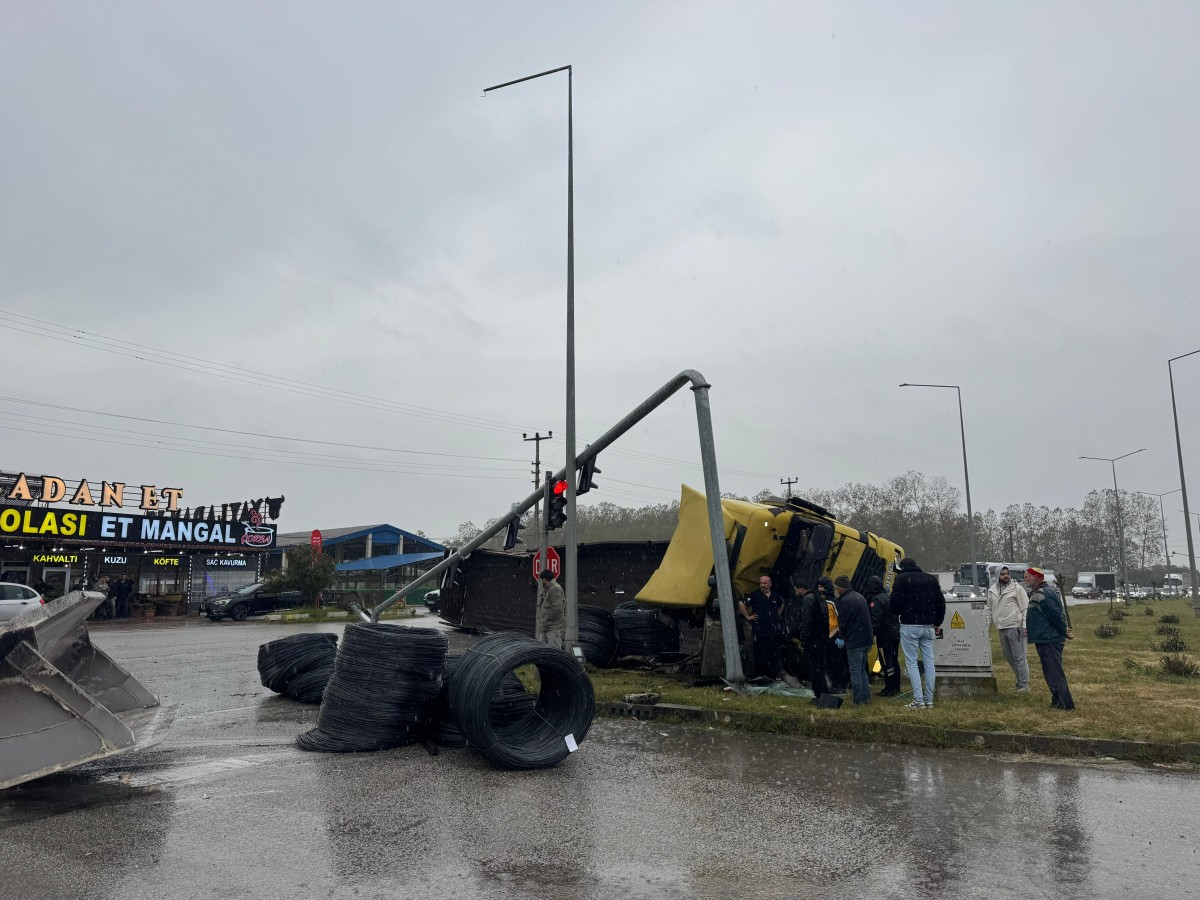 Samsun'da devrilen tırın sürücüsü yaralandı