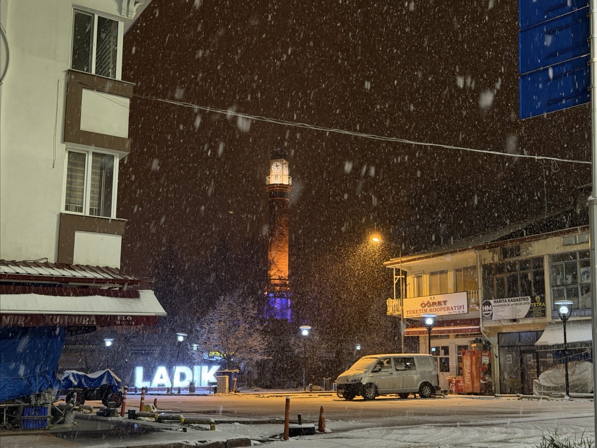 Samsun'un Ladik ilçesinde kar yağışı etkili oldu