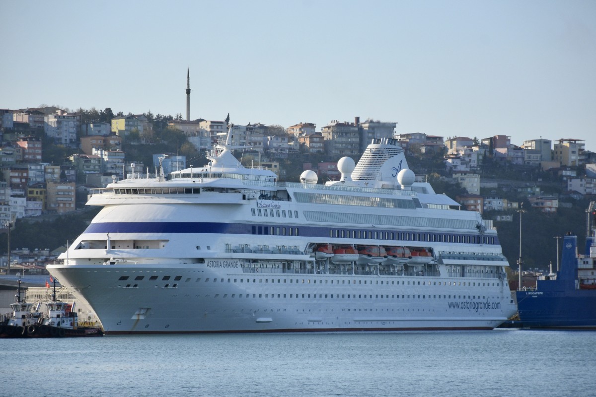 Astoria Grande kruvaziyeri 808 yolcusuyla Samsun'a geldi