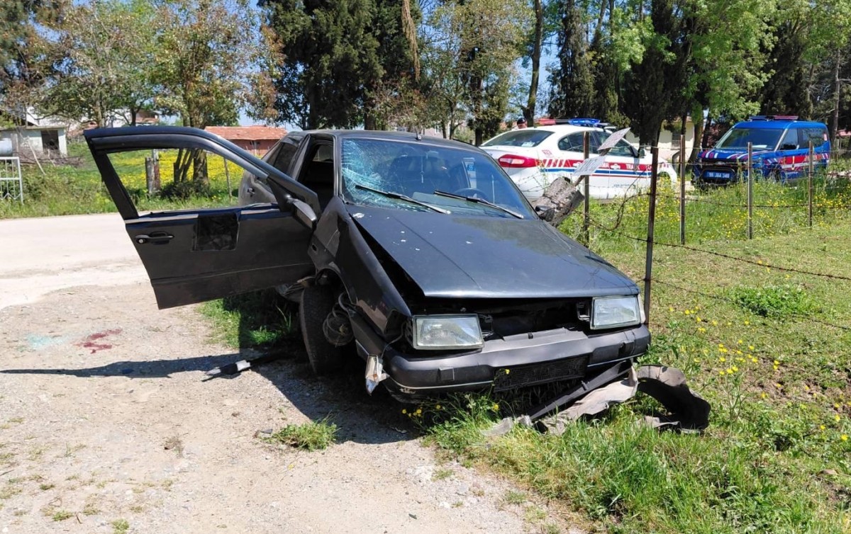 Bafra'da beton direğe çarpan otomobildeki 2 kişi yaralandı