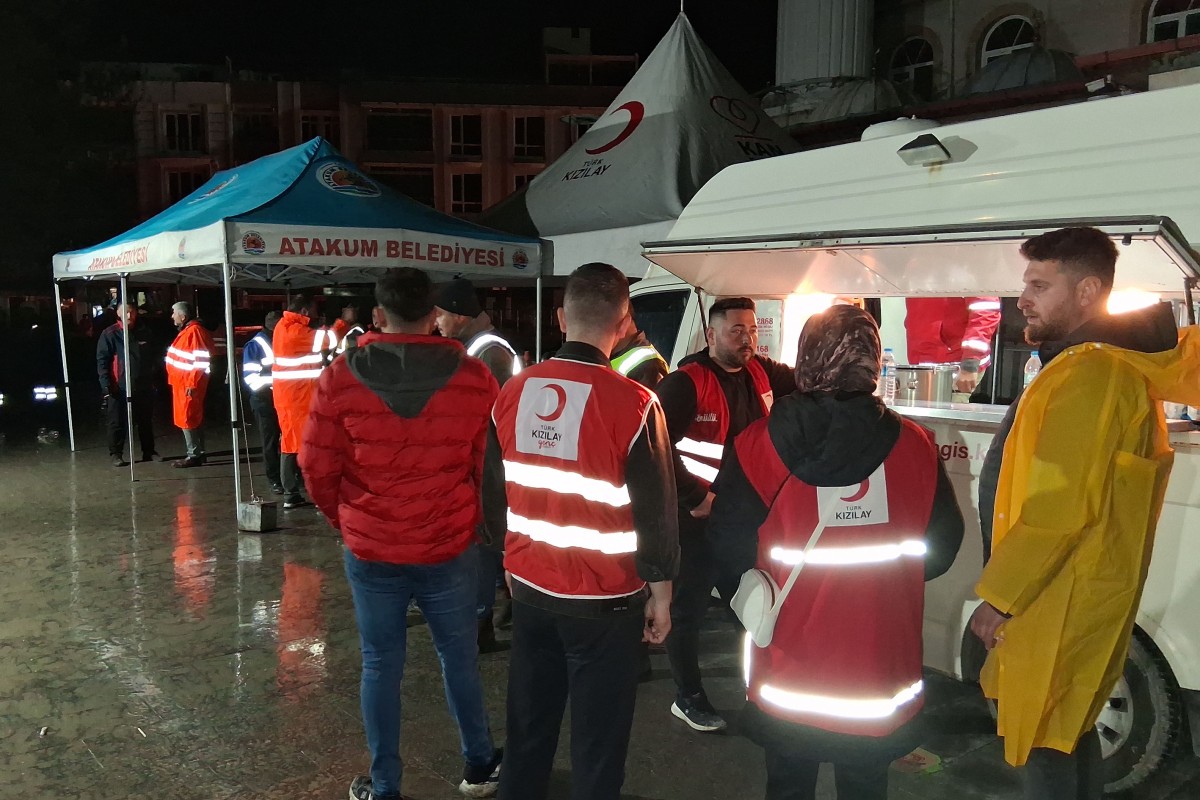 Sel meydana gelen Havza'da ekipler için seyyar mutfak oluşturuldu