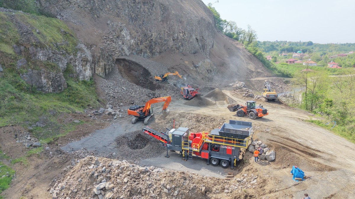 Terme Belediyesinin aldığı primer kırıcı taş ocağında kullanılmaya başlandı