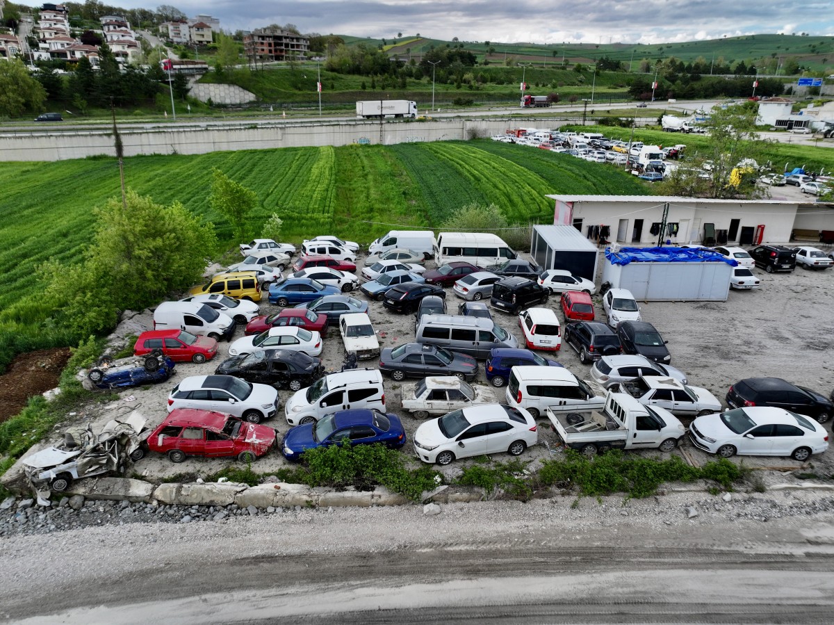 Samsun'un Havza ilçesinde selden zarar gören araçlar, hasar tespitin ardından yollardan kaldırıldı