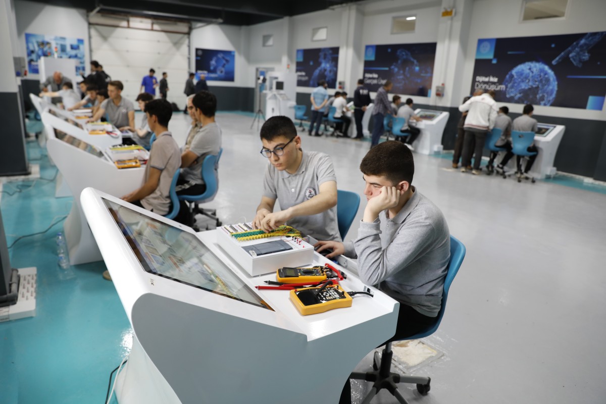 Meslek lisesi öğrencileri Dijital İkiz Atölyeleri Projesi ile riskten uzak veri temelli eğitim alıyor