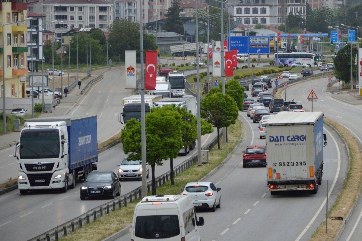 Ankara-Samsun kara yolu Havza geçişinde trafik yoğunluğu başladı