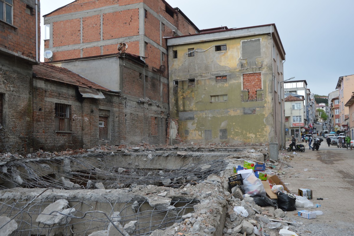 Samsun'un Havza ilçesinde dere üzerinde bulunan iş yerlerinin yıkımı bir bina haricinde tamamlandı