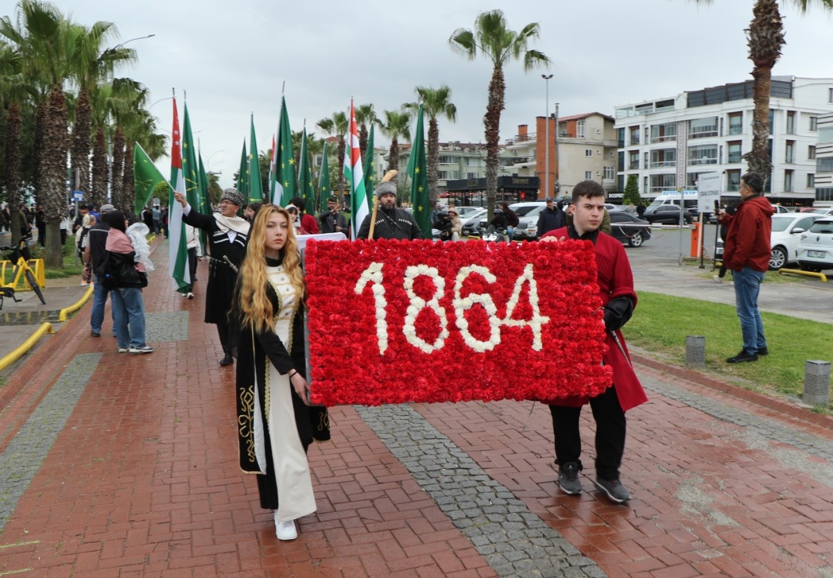 Samsun'da Çerkes Soykırımı ve Sürgünü'nün 162'nci yılında denize karanfil bırakıldı