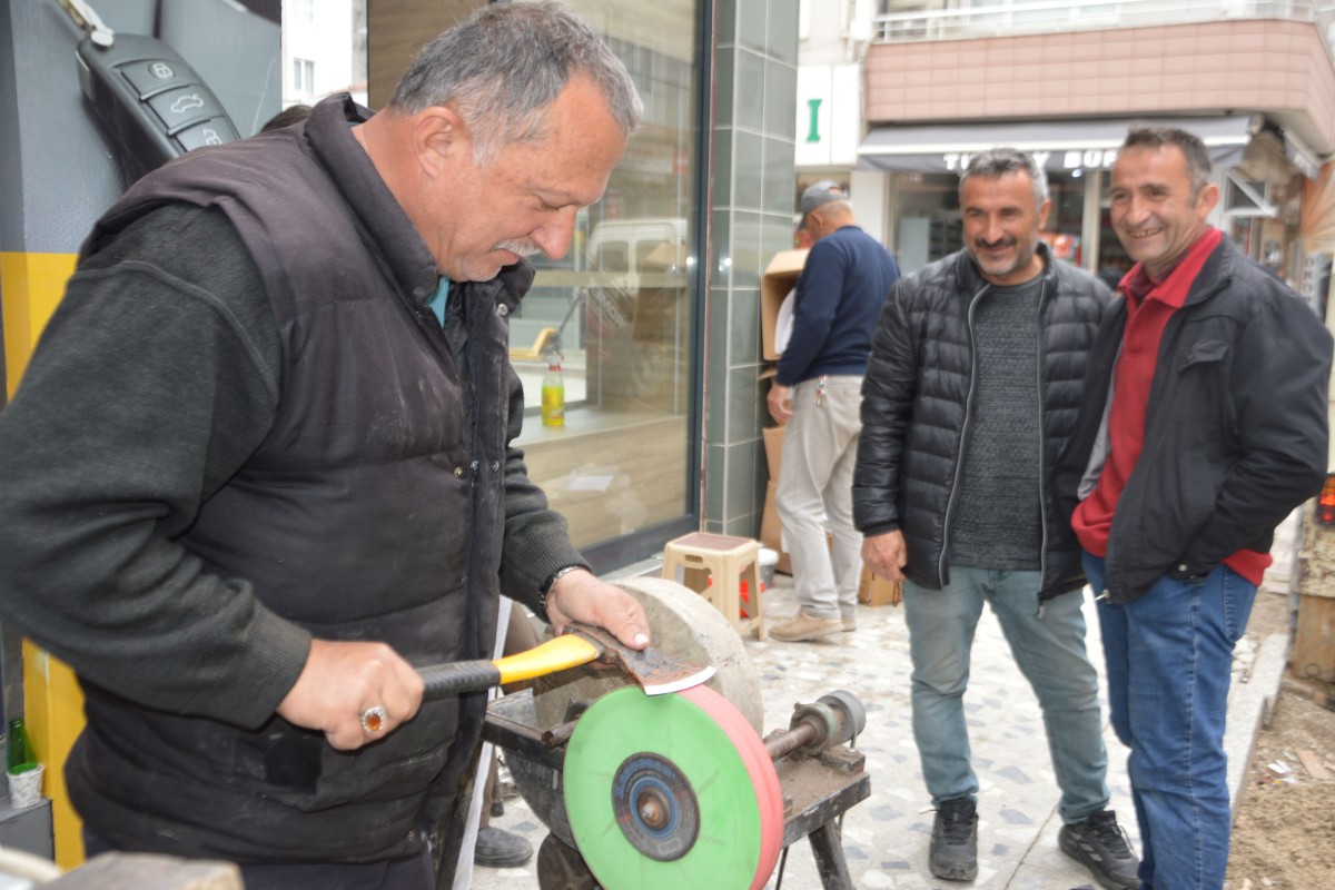 Havza'da bıçak bileme tezgahlarında yoğunluk yaşanıyor