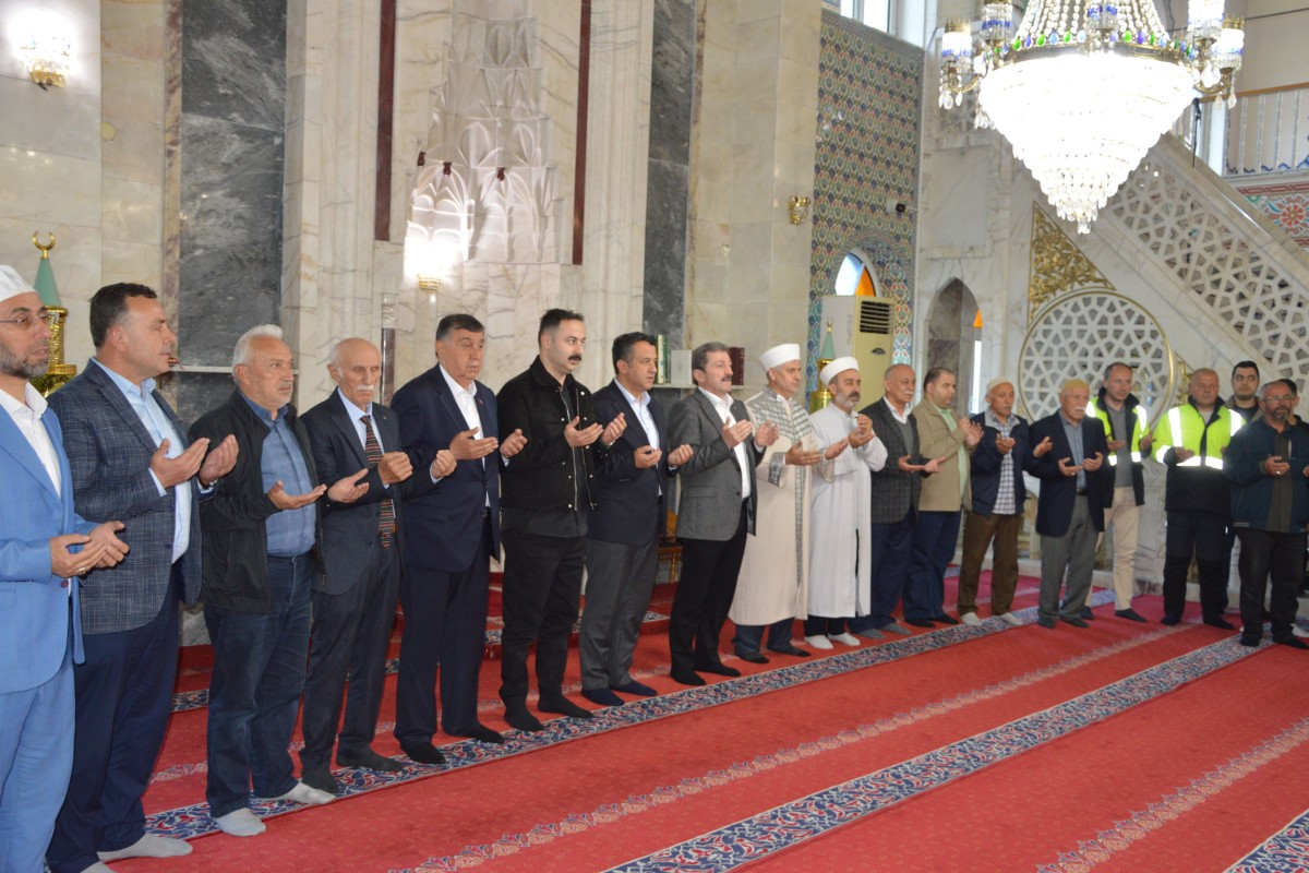 Vali Tavlı ve Büyükşehir Belediye Başkanı Doğan, selden etkilenen Havza'da vatandaşlarla bayramlaştı