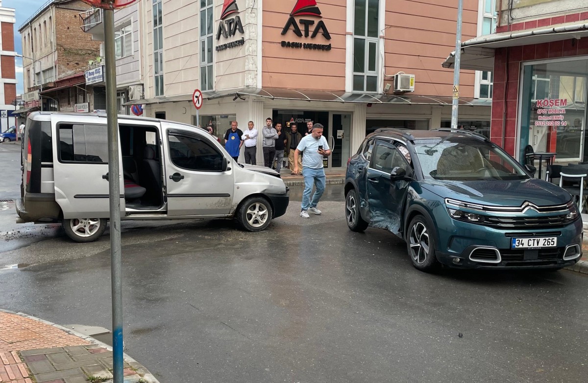 Bafra'da otomobille hafif ticari aracın çarpıştığı kazada 7 kişi yaralandı
