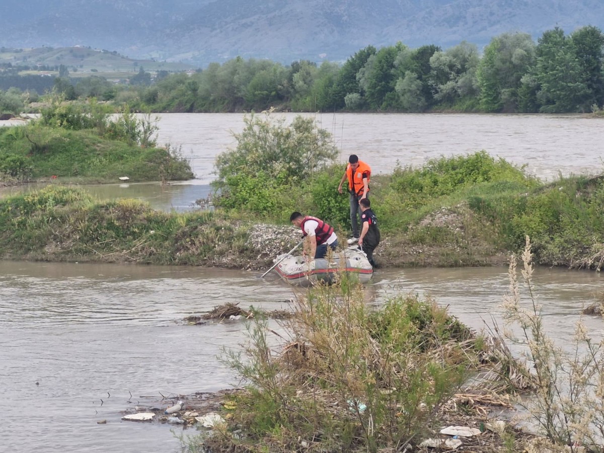 Tokat'ta Kelkit Çayı'na düşen 4 kişiden 2'si kurtarıldı, 2 kişi akıntıya kapılarak kayboldu
