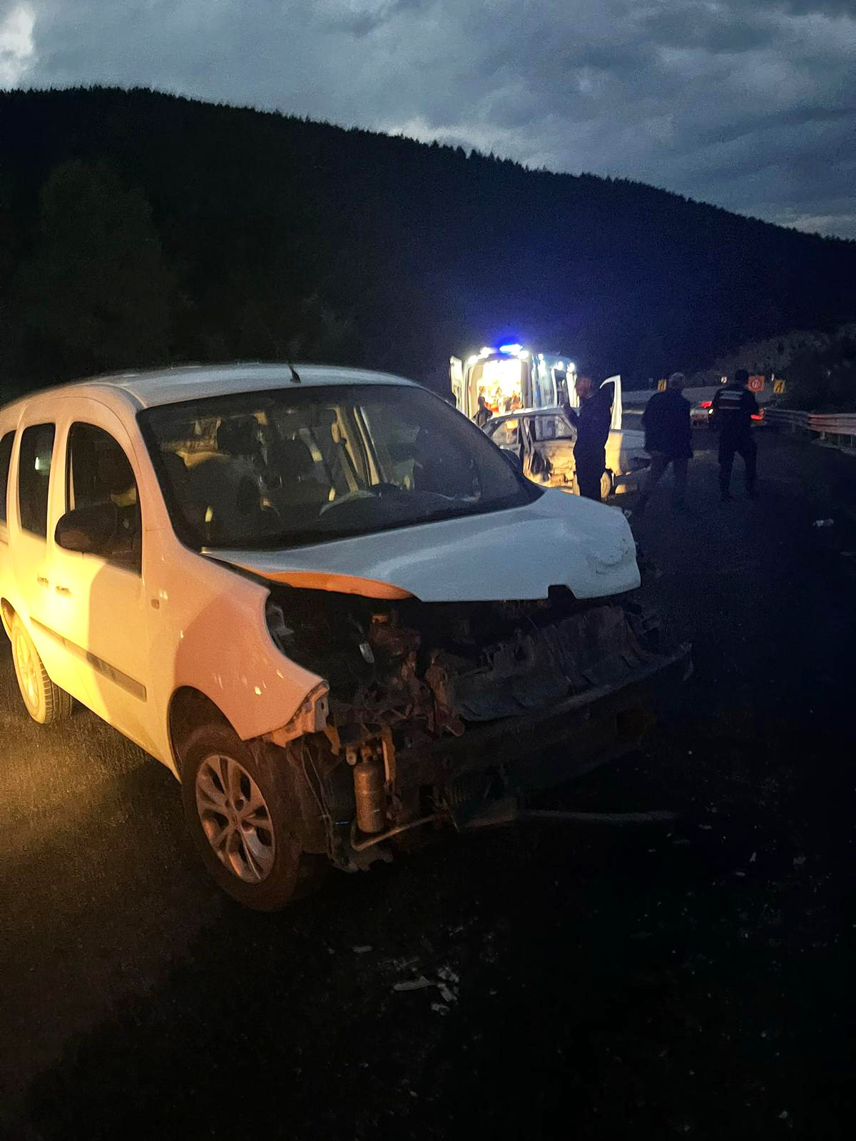 Tokat'ta otomobil ile hafif ticari aracın çarpıştığı kazada 8 kişi yaralandı