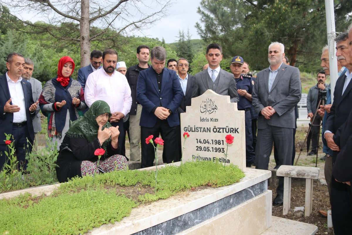 Solingen faciasında hayatını kaybedenler, Amasya'daki kabirleri başında anıldı