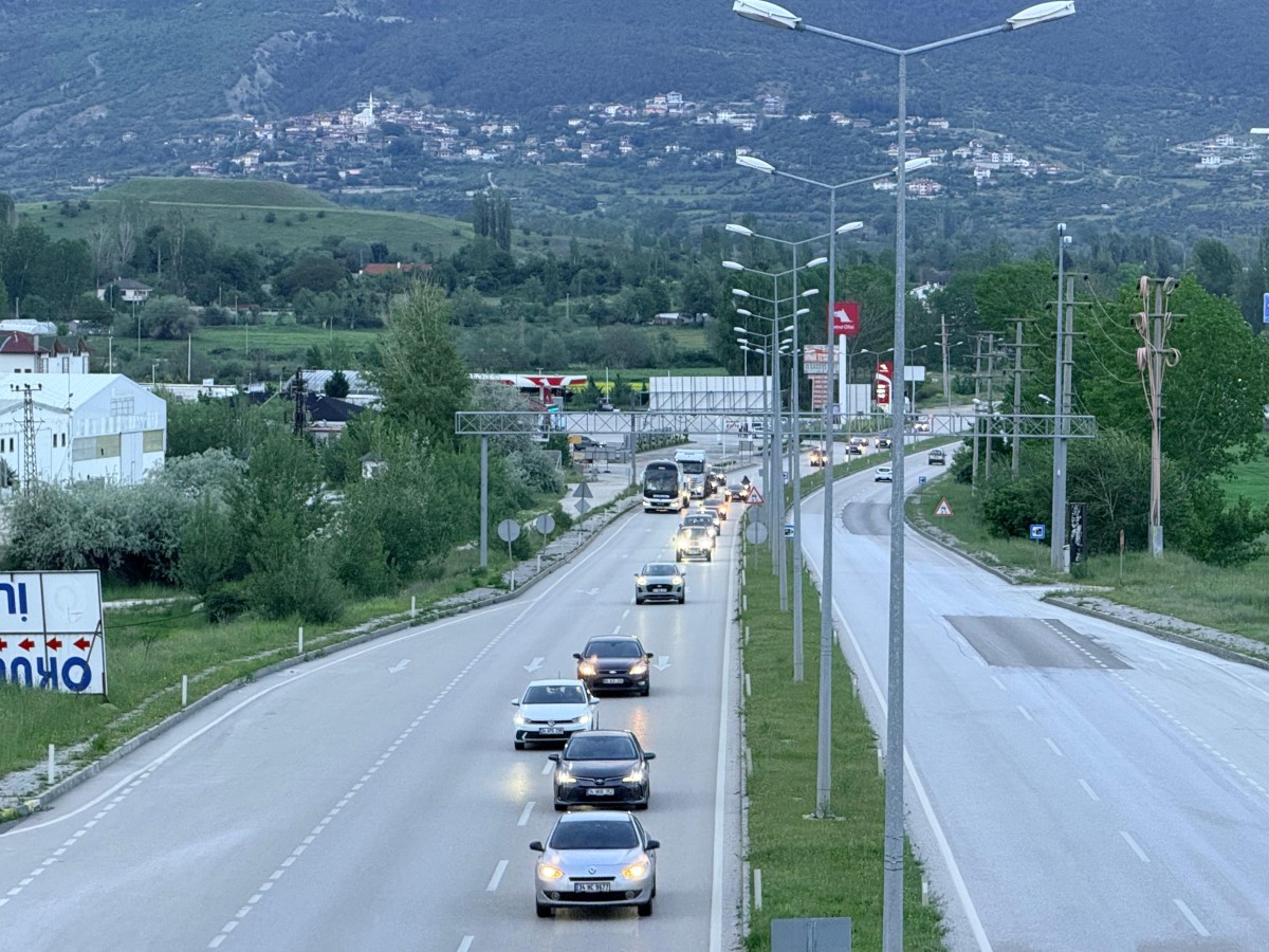 Samsun-İstanbul kara yolunda bayram dönüşü trafik yoğun ancak akıcı seyrediyor