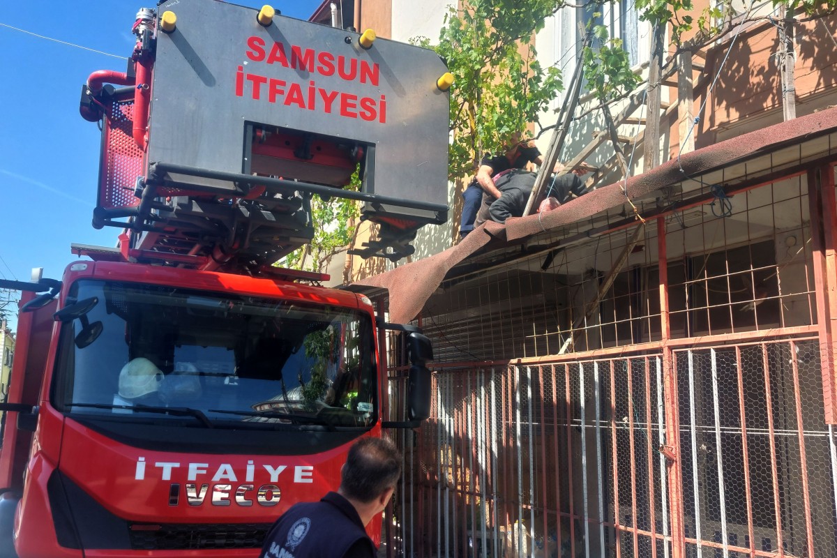 Samsun'da üzüm yaprağı toplarken sundurmanın üzerine düşen kişiyi itfaiye kurtardı