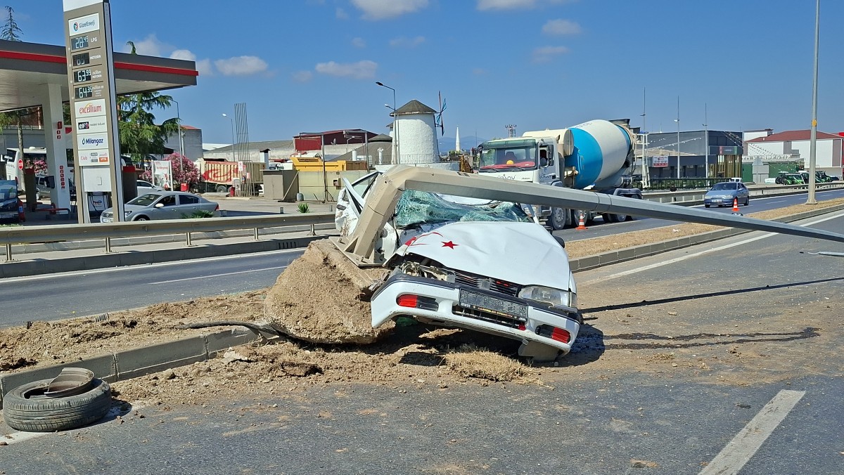 Bafra'da aydınlatma direğine çarpan otomobilin sürücüsü yaralandı