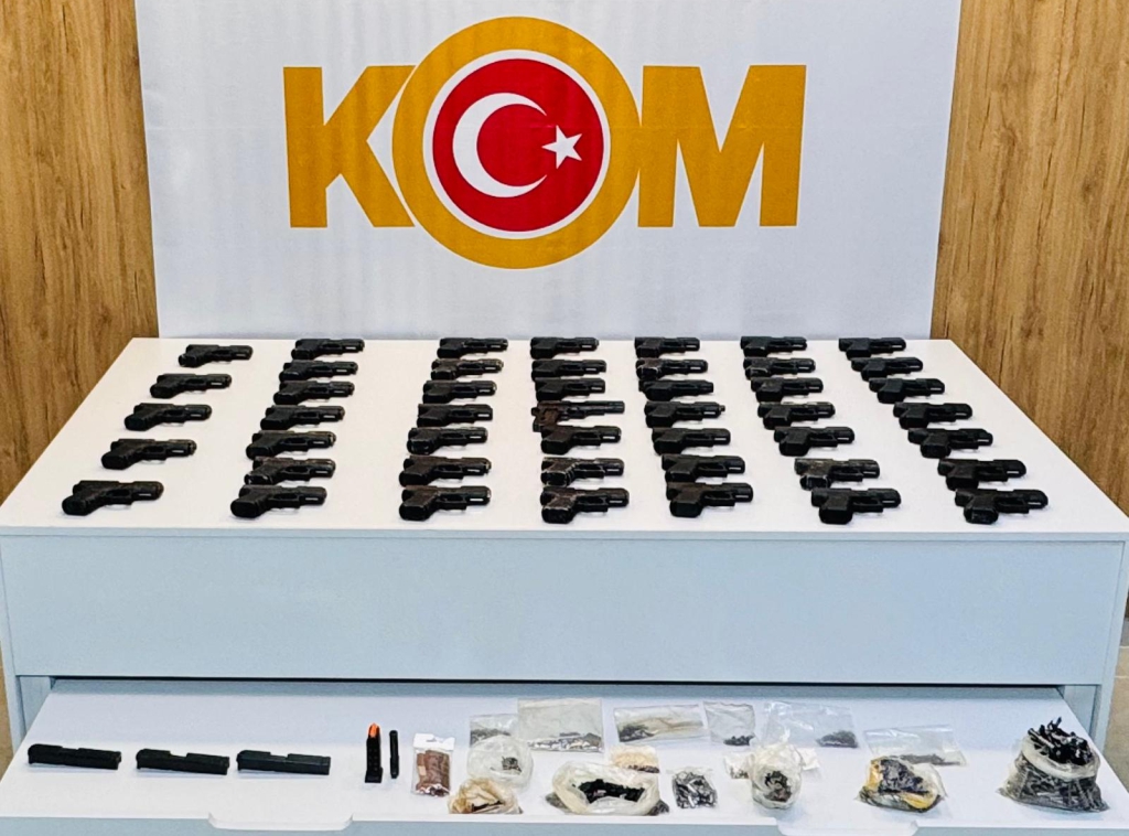 Samsun'da aracın döşemesinin altına gizlenmiş 47 ruhsatsız tabanca bulundu