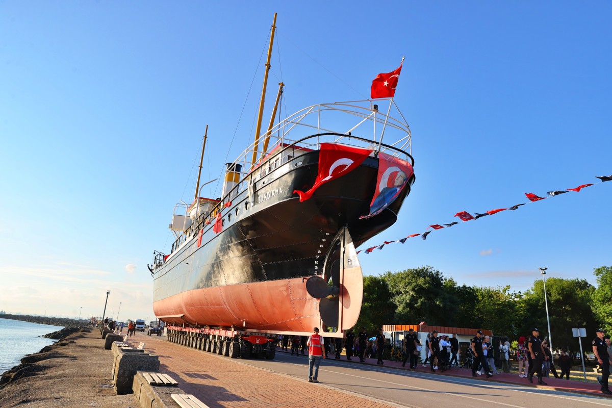 Bandırma Gemi Müzesi karadan yürütülerek İstiklal Meydanı'na taşındı