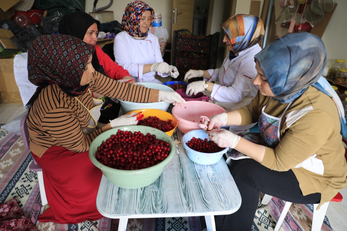 Hem ticaret yapıp hem de yöresel ürün bilgisini geleceğe aktarıyorlar