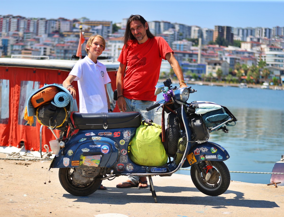 Baba oğul 50 yıllık motosikletle dünya turu yapıyor