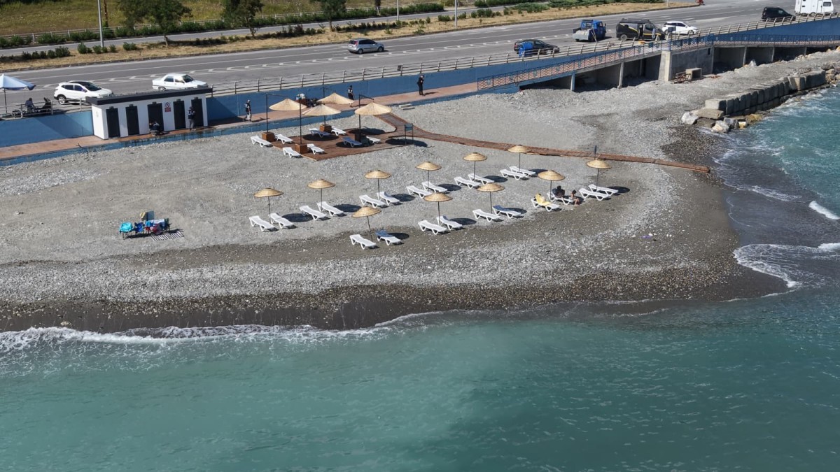 Yakakent'te Zilfansuyu Halk Plajı mavi bayrak aldı