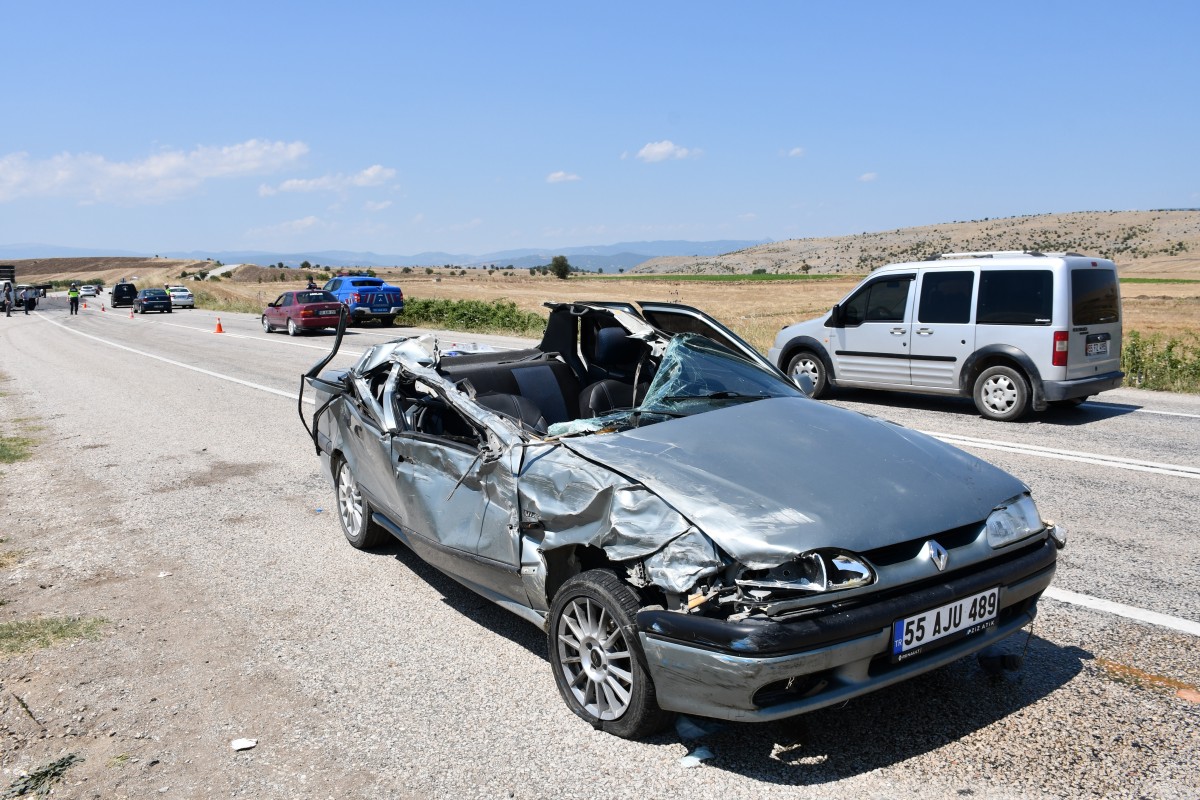 Samsun'da kamyonet ile otomobil çarpıştı, 6 kişi yaralandı