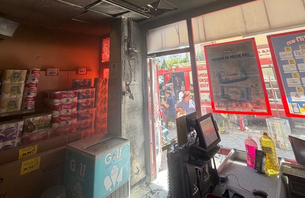 Bafra'da markette çıkan yangın söndürüldü