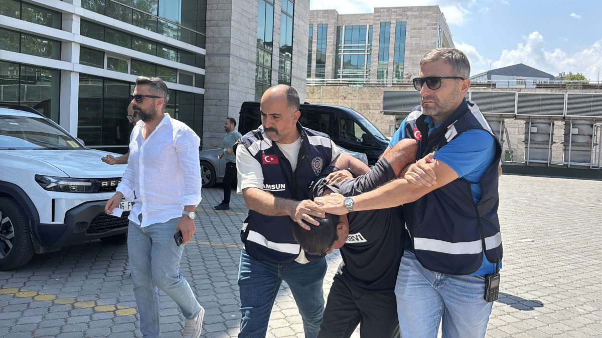 Samsun'da bir kişiyi bıçaklayarak öldürdüğü öne sürülen zanlı adliyeye sevk edildi