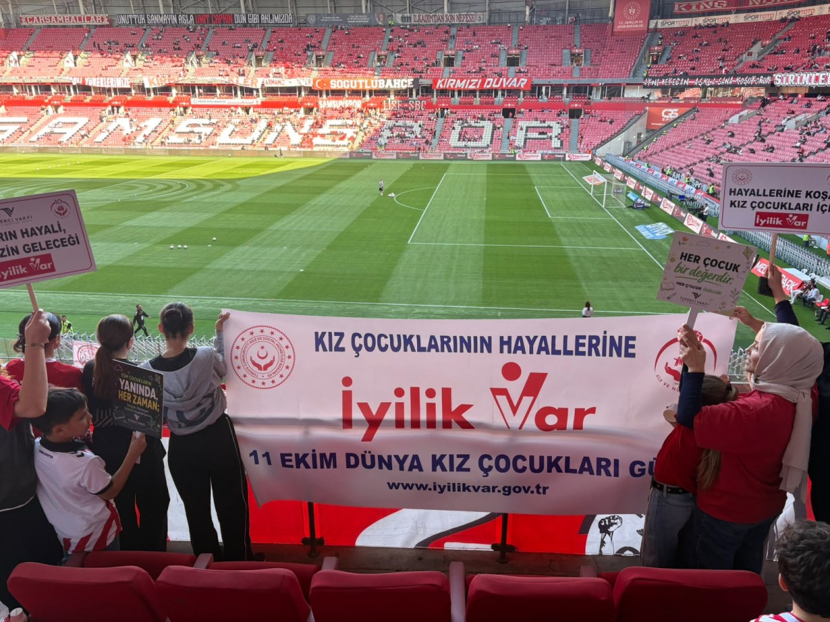 Samsun'da Kız Sporcular Derbi Heyecanını Locadan Yaşadı!
