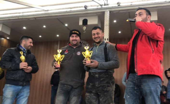 Tasarladığı off-road aracıyla zorlu parkurları aşıyor