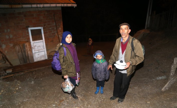 Öğrenciler üşümesin diye durakta yaptığı kulübenin içini her sabah ısıtıyor