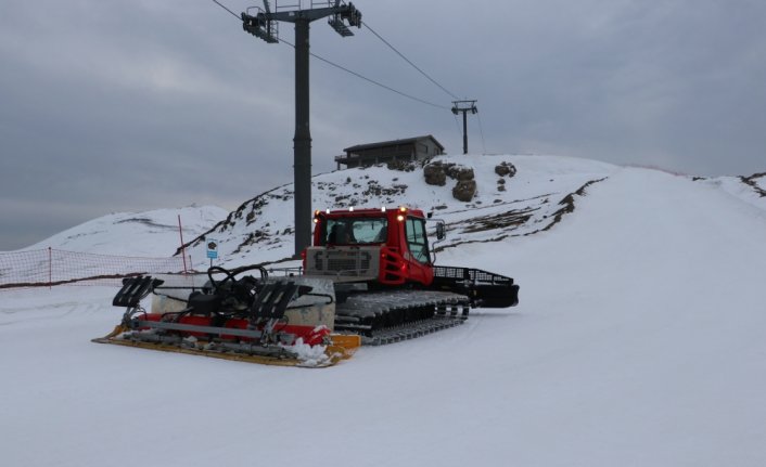 Makine operatörü Ilgaz Dağı'ndaki pisti sezon boyunca kayakseverler için hazırlıyor