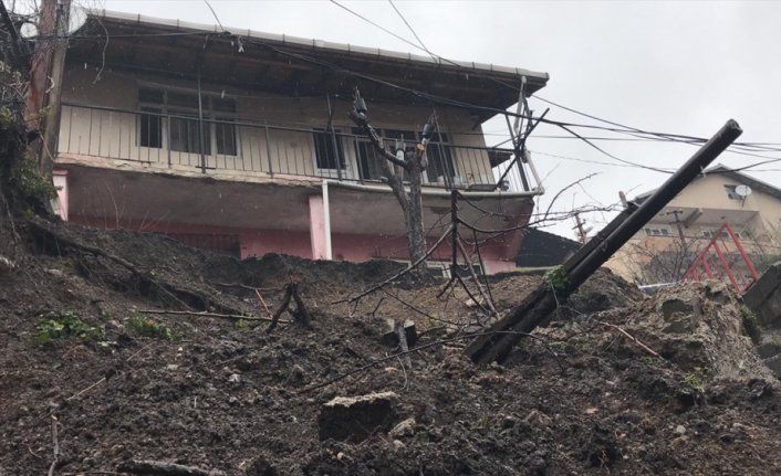Zonguldak'ta toprak kayması sonucu çöken istinat duvarı vatandaşları tedirgin ediyor
