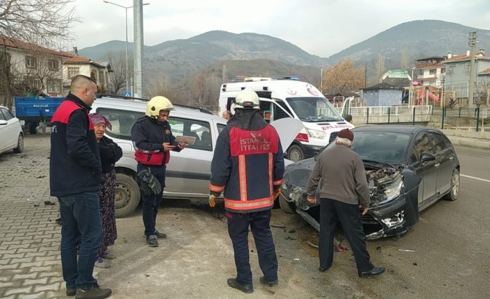 Çorum'da park halindeki araca çarpan otomobilin sürücüsü yaralandı