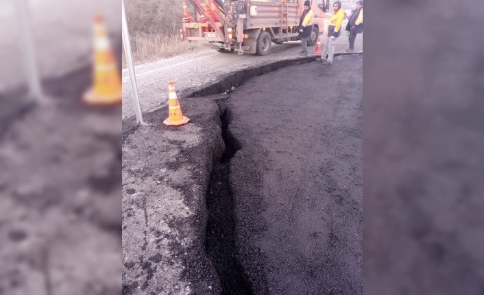 Çorum'un Dodurga-İskilip kara yolunda heyelan nedeniyle 50 santimetrelik çukur oluştu