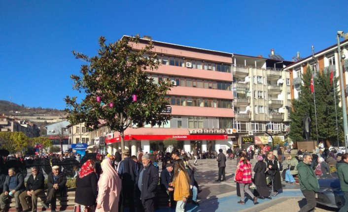Devrek'te sıcak havayı fırsat bilenler cadde ve parkları doldurdu