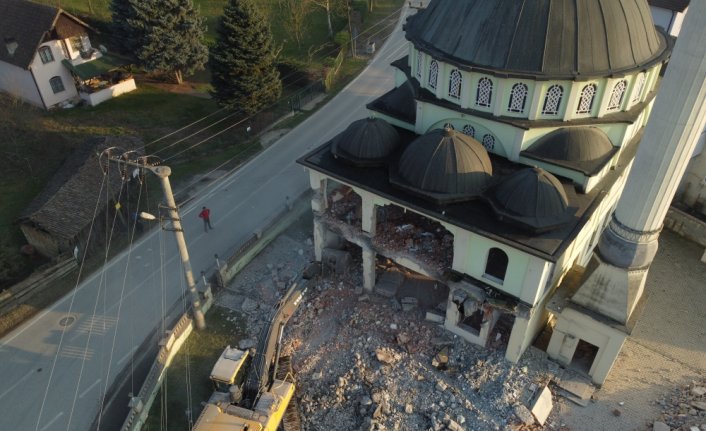 Düzce'de depremde hasar gören konutlar yıkılmaya devam ediyor