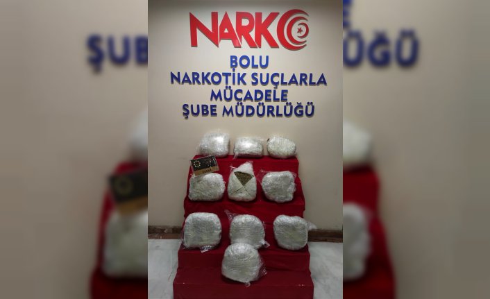 Anadolu Otoyolu'nda durdurulan minibüste 12 kilo 100 gram esrar ele geçirildi