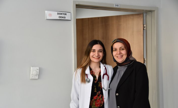 Hemşire anne ile doktor kızı aynı hastanede görev yapıyor