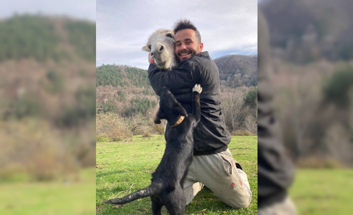 Karabük'te hayvancılıkla uğraşan gencin eşeği "Sakıb" ile dostluğu gülümsetiyor