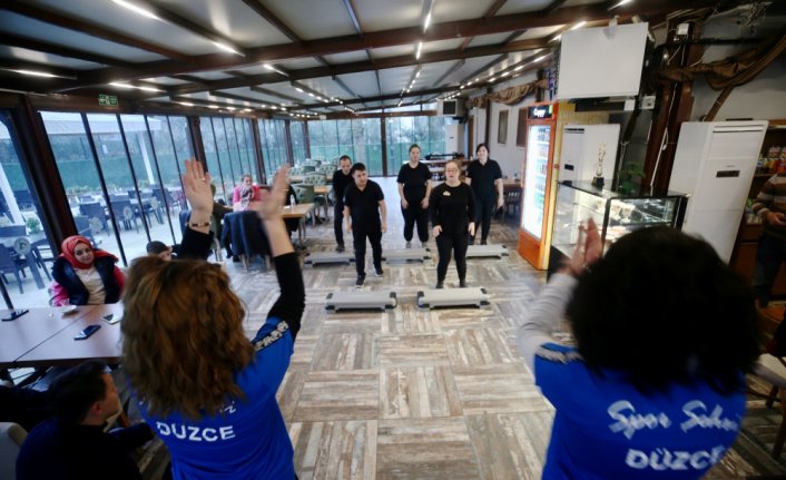 Kusursuz Kafe'nin özel çalışanları mesaiye dans ve sporla zinde başlıyor