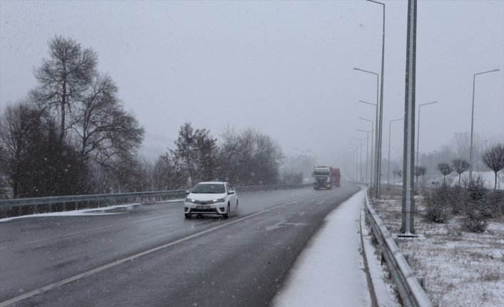 Samsun-Ankara kara yolunun Çorum kesiminde kar ulaşımı güçleştirdi