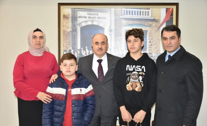 Samsun Valisi Zülkif Dağlı hurma soyma makinesi yapan “mucit kardeşleri“ kabul etti
