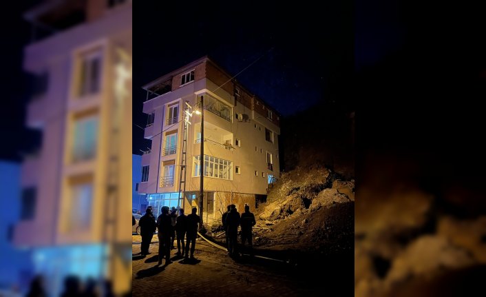Samsun'da toprak kayması sonucu zarar gören bina boşaltıldı