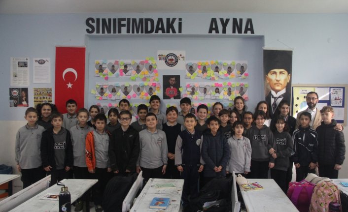 “Sınıfımdaki Ayna“ projesiyle öğrencilerinin olumlu davranışlarına katkıda bulunuyor