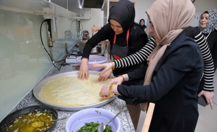 Çorum Belediyesinden Elbistan'daki “Yeniden Hayat Lokantası“na baklava-börek desteği