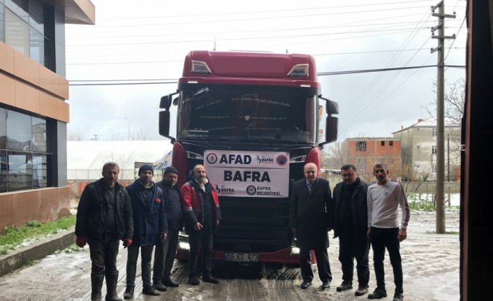 Depremde ahırı hasar gören üreticilere hayvan çadırı ve yem desteği