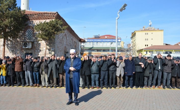 Depremde ölenler için Alaca ve İskilip ilçelerinde gıyabi cenaze namazı kılındı